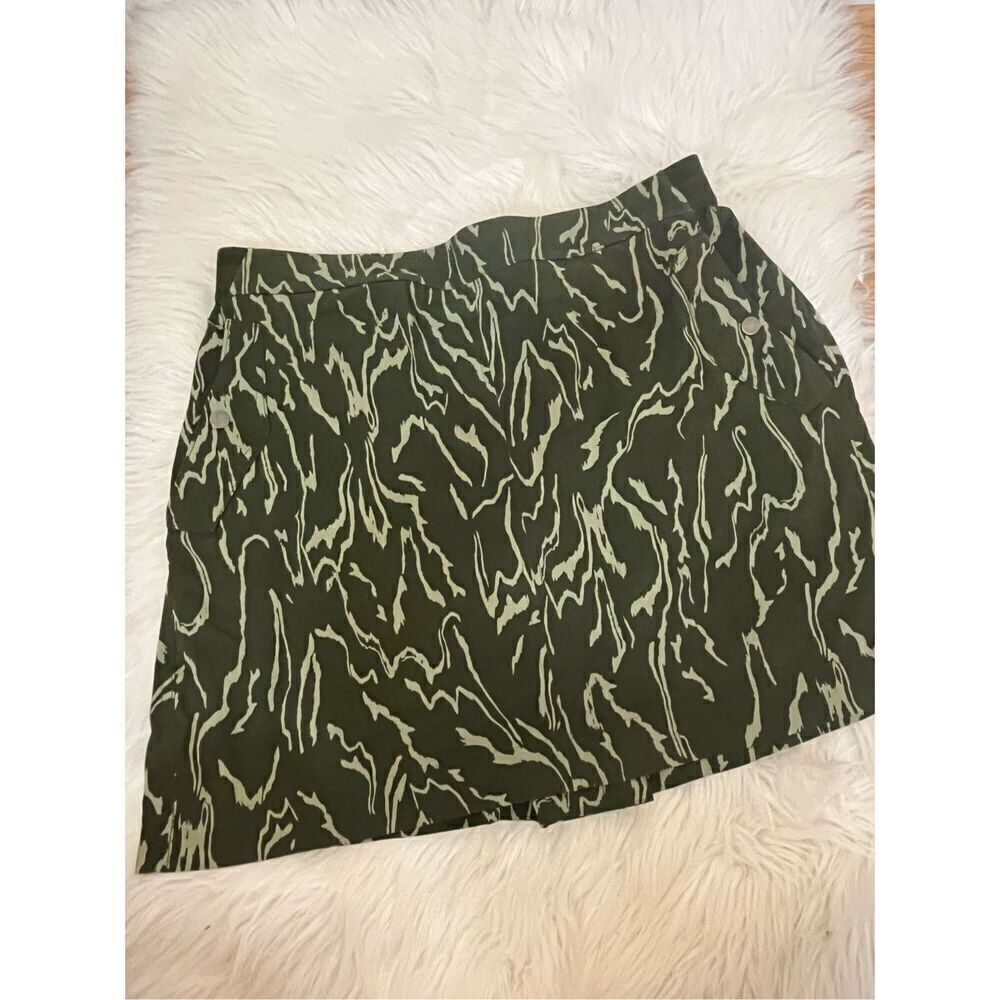 ATHLETA Vienna Cargo Skort in Olive and Eucalyptus Green 16